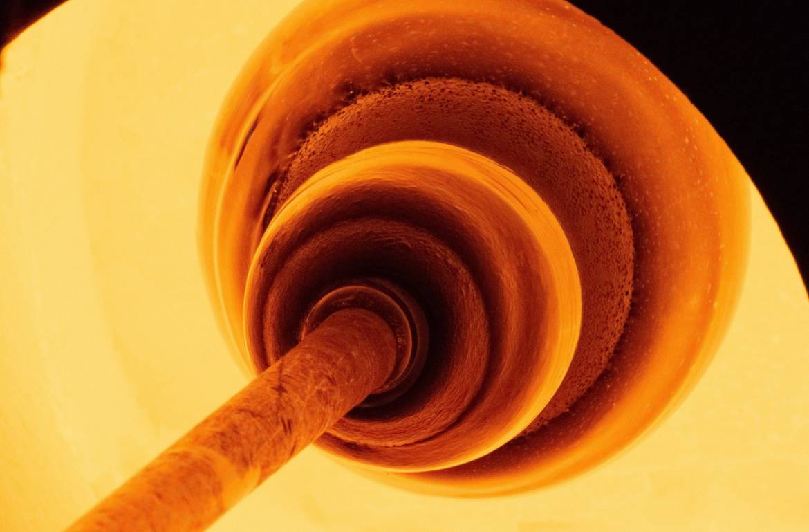 factory-glass-blowing-bulb-closeup-hot-orange-color-oven-blowing-glass-glass-factory_t20_4bRnZ8.jpg